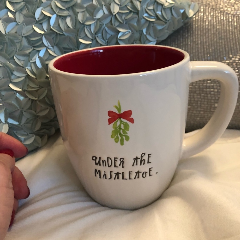 NWT Rae Dunn ‘Under the Mistletoe’ clay mug.